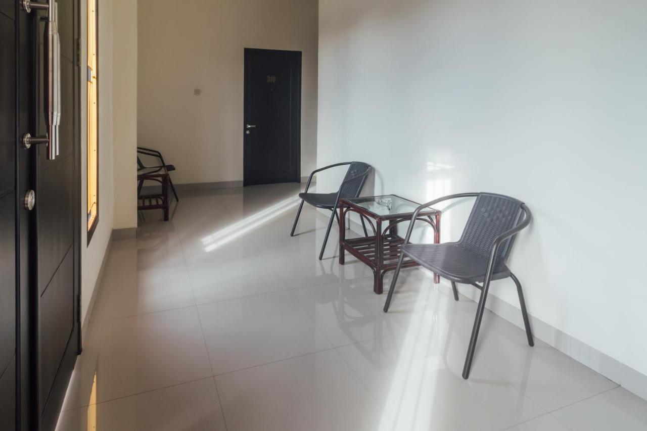 Clean & Comfort Homestay Амбон Экстерьер фото