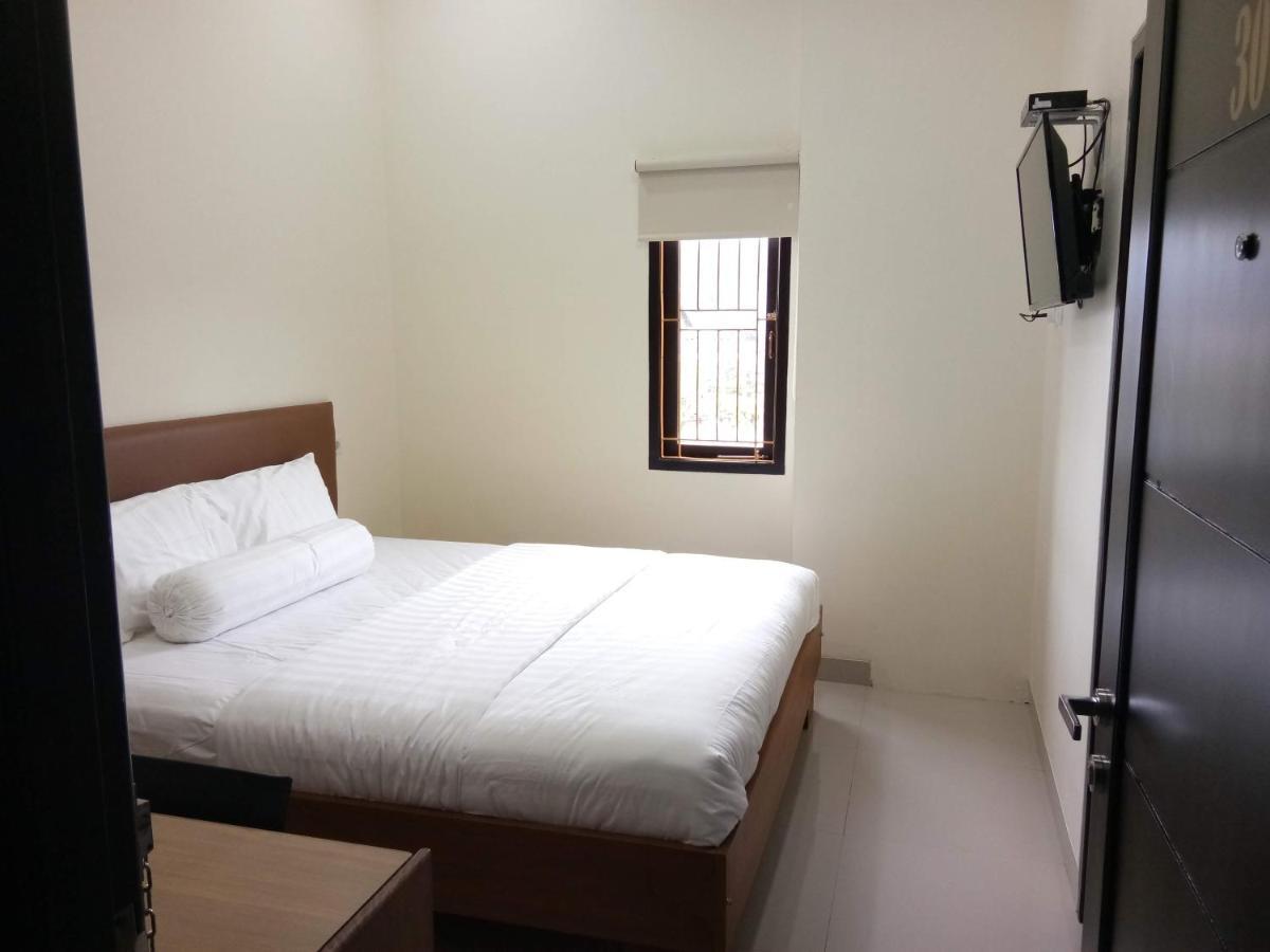 Clean & Comfort Homestay Амбон Экстерьер фото